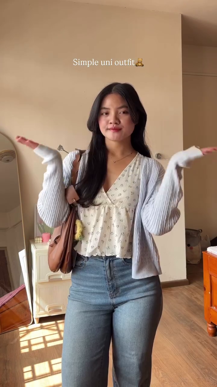 Effortless Campus Chic – Light Cardigan, Floral Top & Classic Blue Jeans Look - Image 2