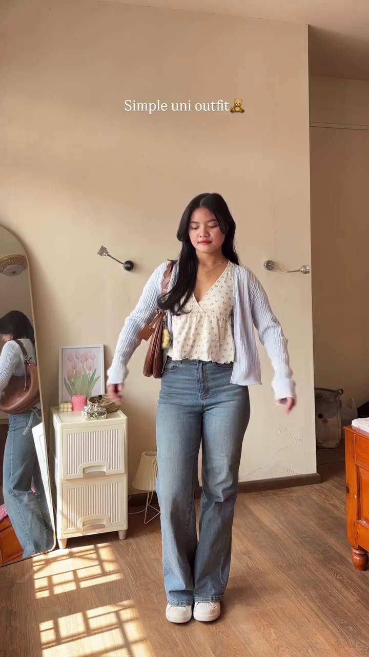 Effortless Campus Chic – Light Cardigan, Floral Top & Classic Blue Jeans Look - Image 3