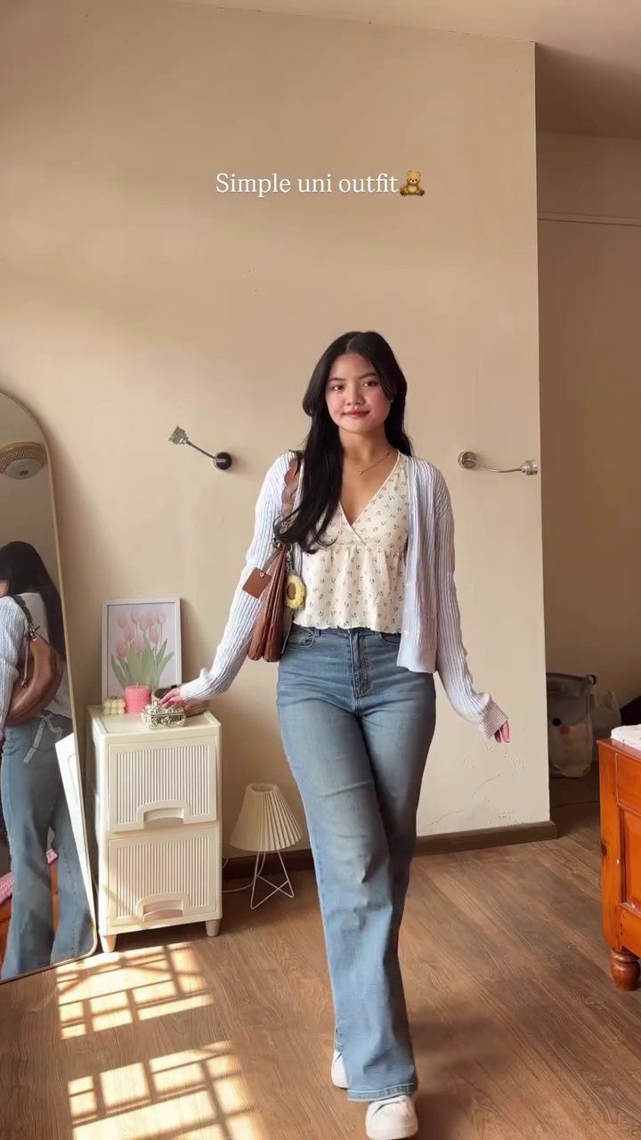 Effortless Campus Chic – Light Cardigan, Floral Top & Classic Blue Jeans Look - Image 4